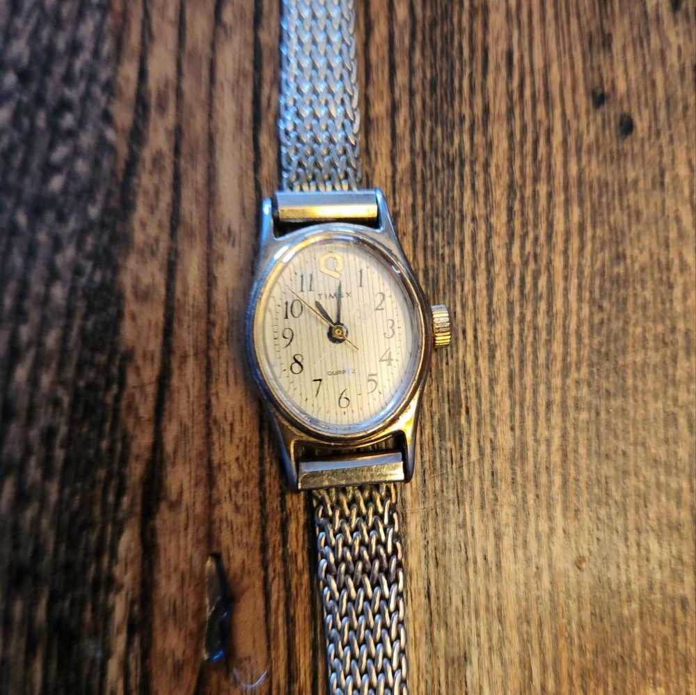 Vintage Slim Timex Quartz 10k